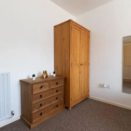 Ideal With Private Parking For Contractors & Groups *