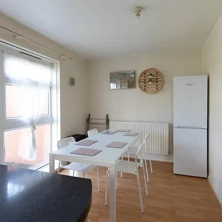 Ideal With Private Parking For Contractors & Groups Holiday home Birmingham