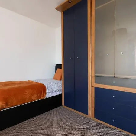 Ideal With Private Parking For Contractors & Groups Holiday home
